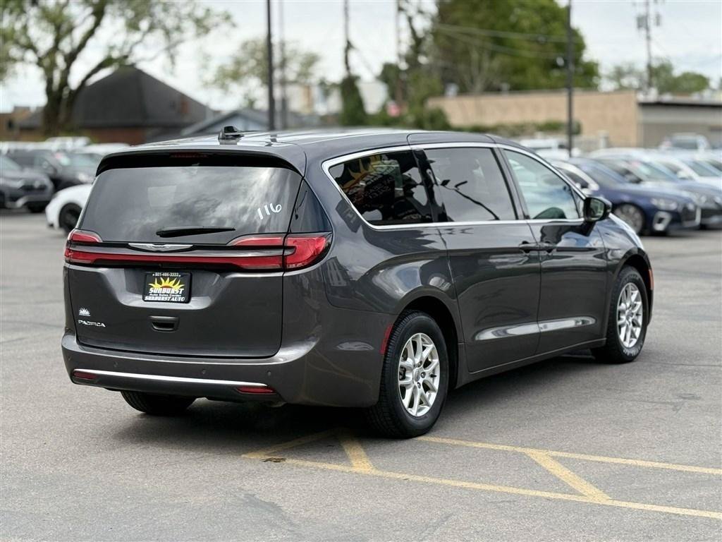 Used 2023 Chrysler Pacifica Touring-L FWD image 7