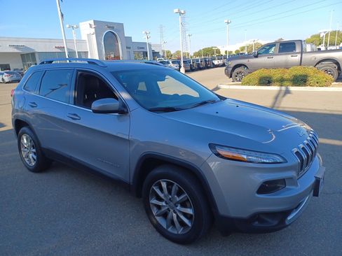 Used 2017 Jeep Cherokee Limited image 3