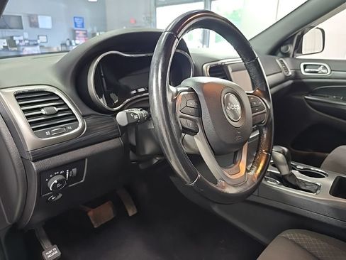 Used 2020 Jeep Grand Cherokee Laredo AWD/4WD image 18