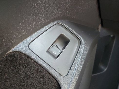 Used 2018 Volkswagen Tiguan SEL image 32