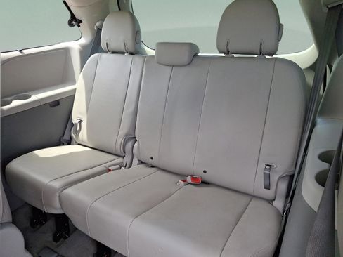 Used 2013 Toyota Sienna XLE FWD image 10
