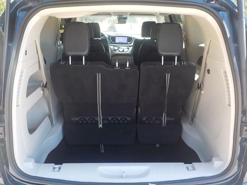 Used 2024 Chrysler Pacifica Touring-L FWD image 19