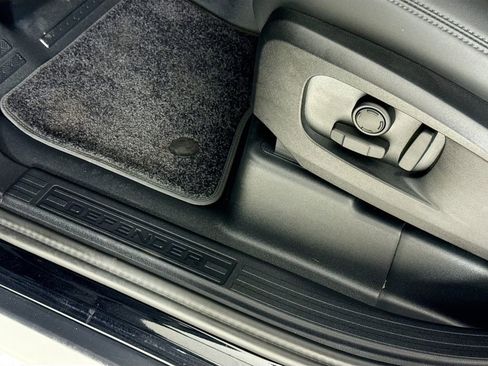 Used 2025 Land Rover Defender 110 X-Dynamic SE image 18