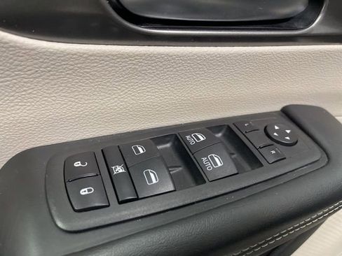 Used 2023 Chrysler Pacifica Touring-L image 22