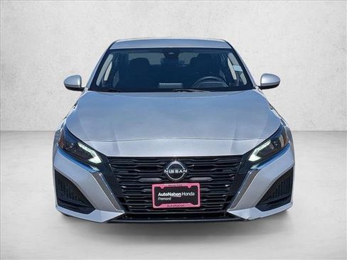 Used 2023 Nissan Altima 2.5 SV FWD image 2