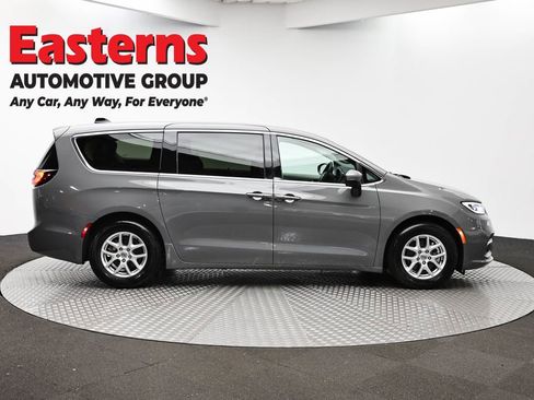 Used 2023 Chrysler Pacifica Touring-L FWD image 4