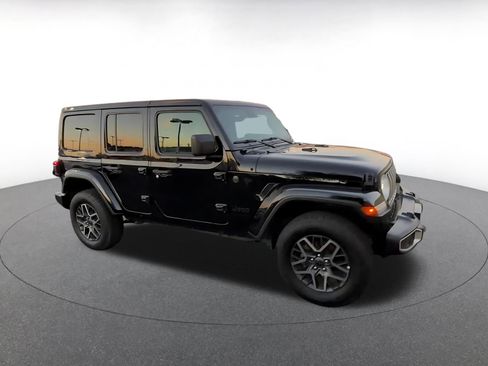 Used 2025 Jeep Wrangler Sahara image 2