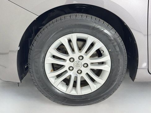 Used 2015 Toyota Sienna XLE image 38