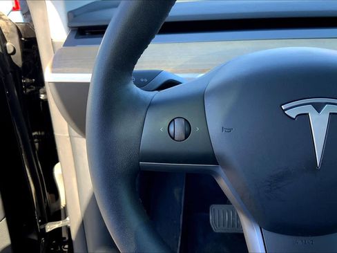 Used 2025 Tesla Model Y Long Range image 23