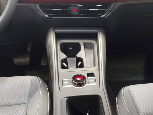 Used 2025 Volkswagen Tiguan SE FWD image 34