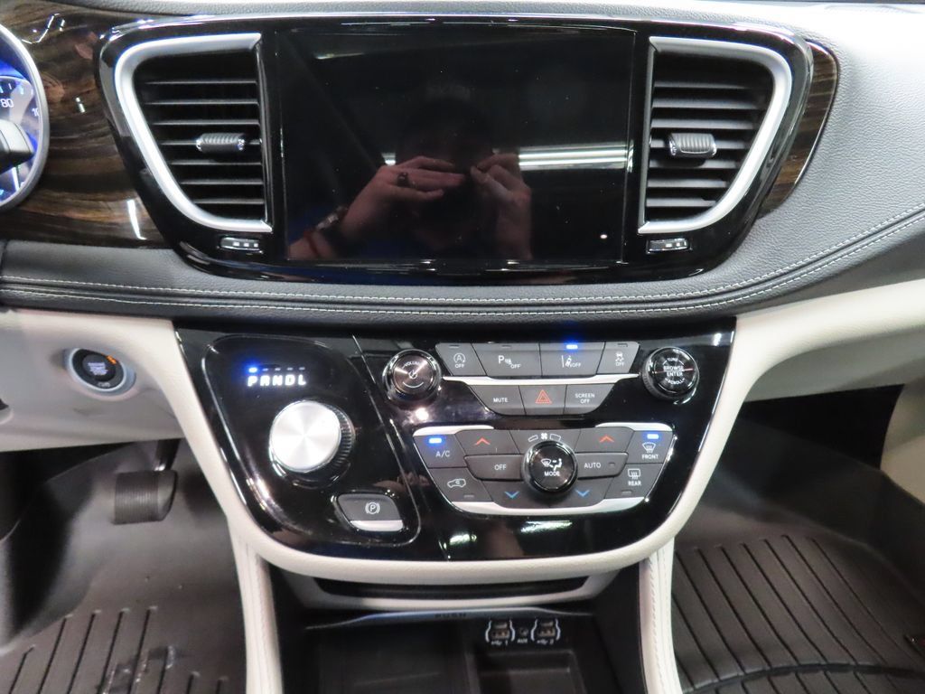 Used 2024 Chrysler Pacifica Limited FWD image 16