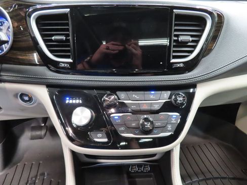 Used 2024 Chrysler Pacifica Limited FWD image 16