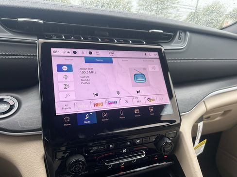 New 2025 Jeep Grand Cherokee Limited w/ Luxury Tech Group II image 17