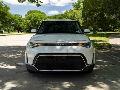Used 2025 Kia Soul LX FWD image 3