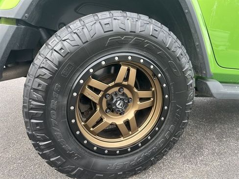 Used 2018 Jeep Wrangler Unlimited Sahara w/ Uconnect 4C Nav & Sound Group AWD/4WD image 11