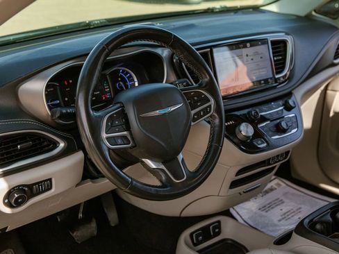 Used 2021 Chrysler Pacifica Touring-L FWD image 10