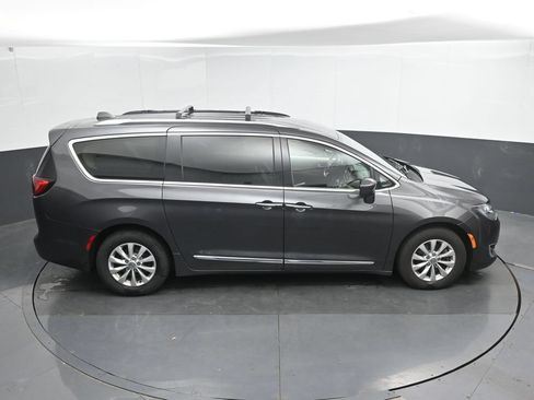 Used 2018 Chrysler Pacifica Touring-L FWD image 13