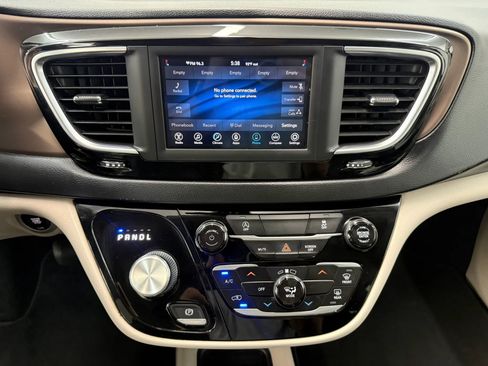 Used 2020 Chrysler Voyager Lxi FWD image 17