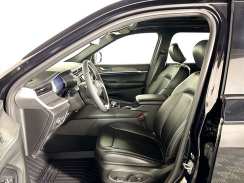 Certified 2025 Jeep Grand Cherokee Limited w/ Black Appearance Package AWD/4WD image 12