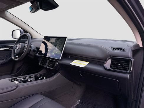 New 2025 VinFast VF 8 Eco image 29