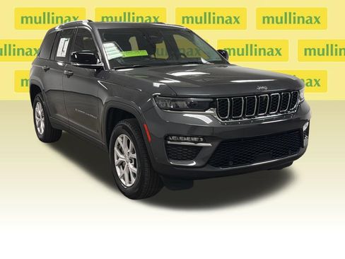 Used 2022 Jeep Grand Cherokee Limited w/ Luxury Tech Group II AWD/4WD image 3