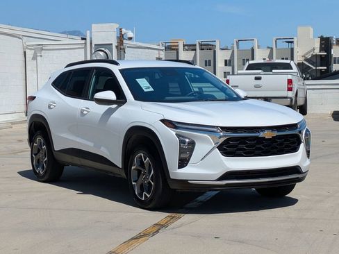 Used 2025 Chevrolet Trax LT w/ LT Convenience Package FWD image 3