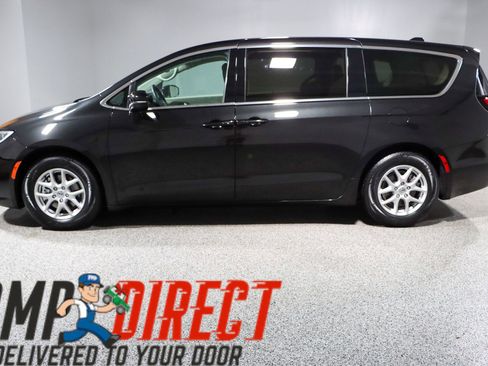 Used 2023 Chrysler Pacifica Touring-L FWD image 10