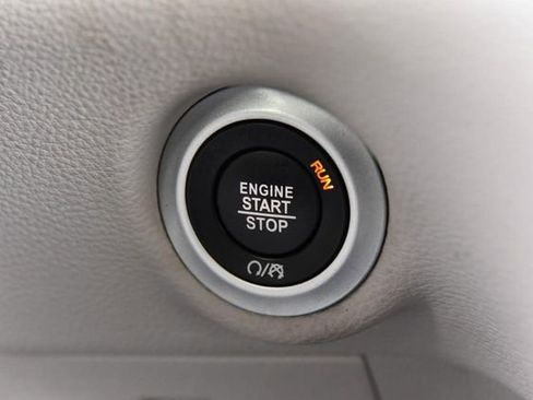 Used 2024 Chrysler Pacifica Select image 17