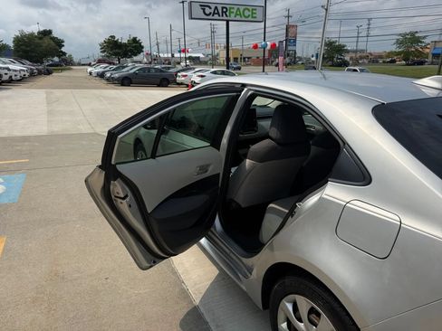 Used 2020 Toyota Corolla LE FWD image 17