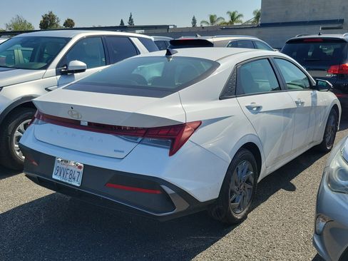 Used 2025 Hyundai Elantra Hybrid FWD image 4