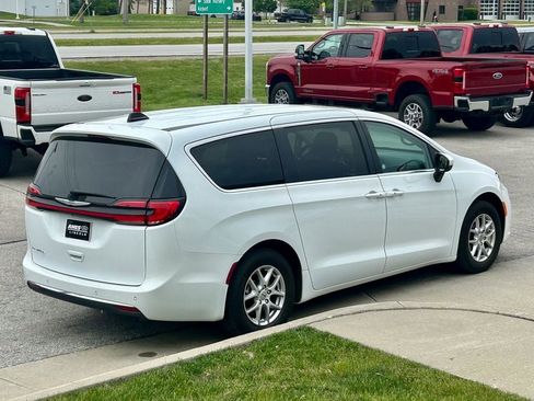 Used 2023 Chrysler Pacifica Touring-L FWD image 6