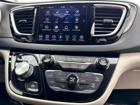 Used 2020 Chrysler Pacifica Touring-L Plus FWD image 31