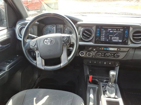 Used 2017 Toyota Tacoma TRD Off-Road AWD/4WD image 14