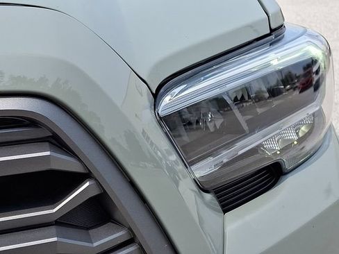 Used 2022 Toyota Tacoma TRD Sport w/ TRD Premium Sport Package AWD/4WD image 12