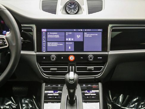 Certified 2026 Porsche Macan AWD/4WD image 17