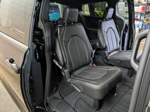 New 2026 Chrysler Pacifica Select image 6
