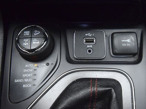Used 2019 Jeep Cherokee Trailhawk w/ Cold Weather Group AWD/4WD image 30