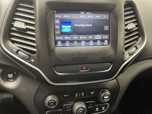 Used 2019 Jeep Cherokee Latitude Plus w/ Cold Weather Group image 18