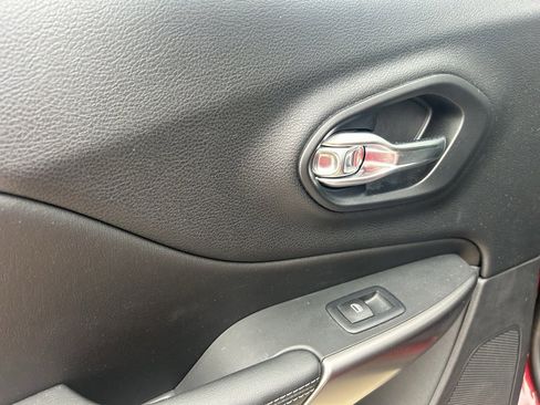 Used 2019 Jeep Cherokee Limited image 26