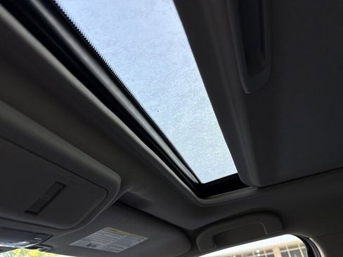 Used 2024 Nissan Frontier SL w/ Technology Package image 27