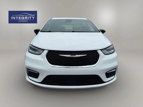 Used 2025 Chrysler Pacifica Select FWD image 8