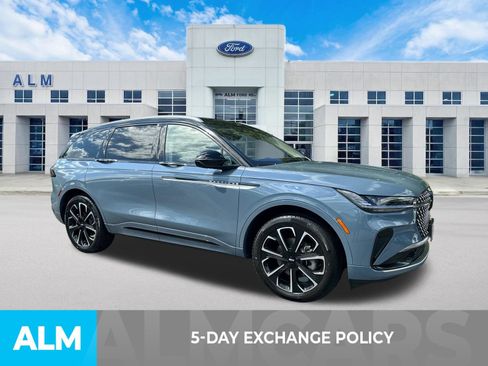 Used 2025 Lincoln Nautilus Reserve AWD/4WD image 3