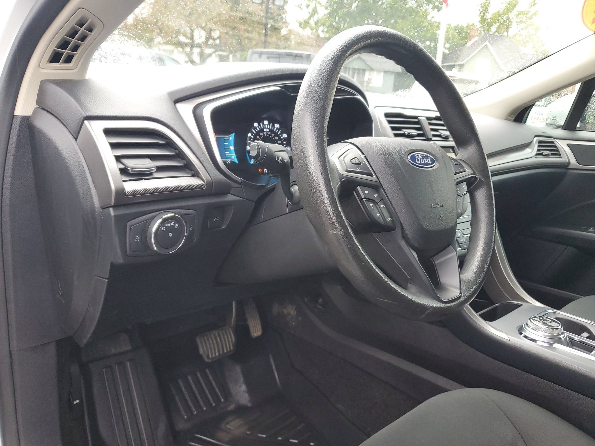 Used 2019 Ford Fusion SE FWD image 16