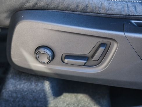 Used 2025 Volvo XC40 B5 Plus image 23