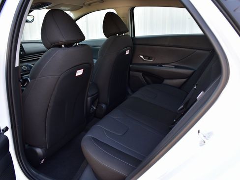 New 2025 Hyundai Elantra SE image 18