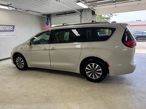 Used 2021 Chrysler Pacifica Touring-L FWD image 3
