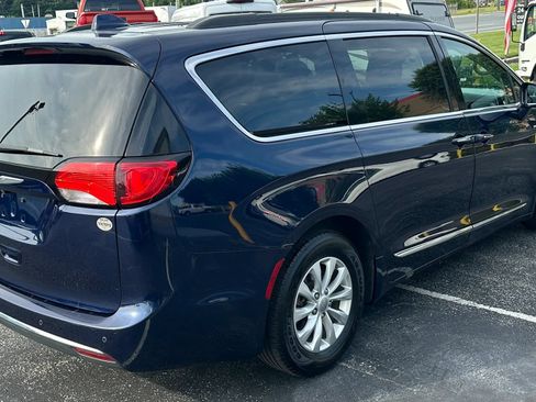Used 2017 Chrysler Pacifica Touring-L FWD image 5