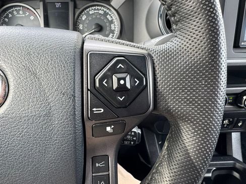 Used 2018 Toyota Tacoma TRD Off-Road AWD/4WD image 29