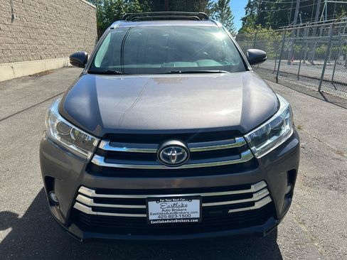 Used 2017 Toyota Highlander Limited AWD/4WD image 2