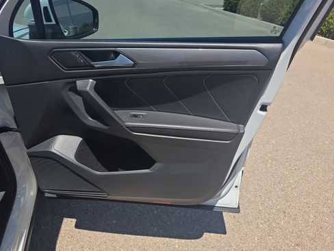 Used 2022 Volkswagen Tiguan SE w/ Panoramic Sunroof Package FWD image 16